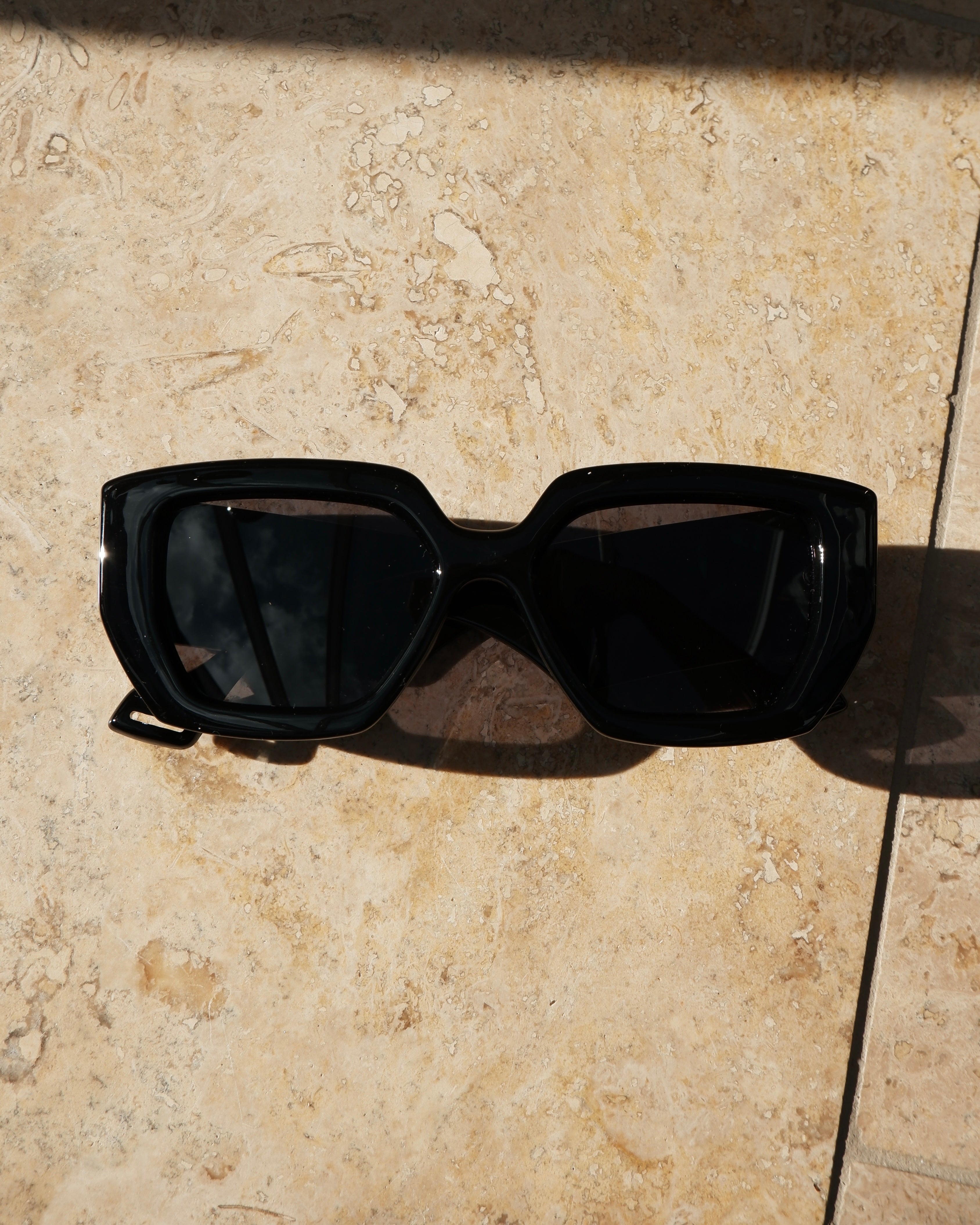 Imperfect Sun Eater sunglasses in Obsidian