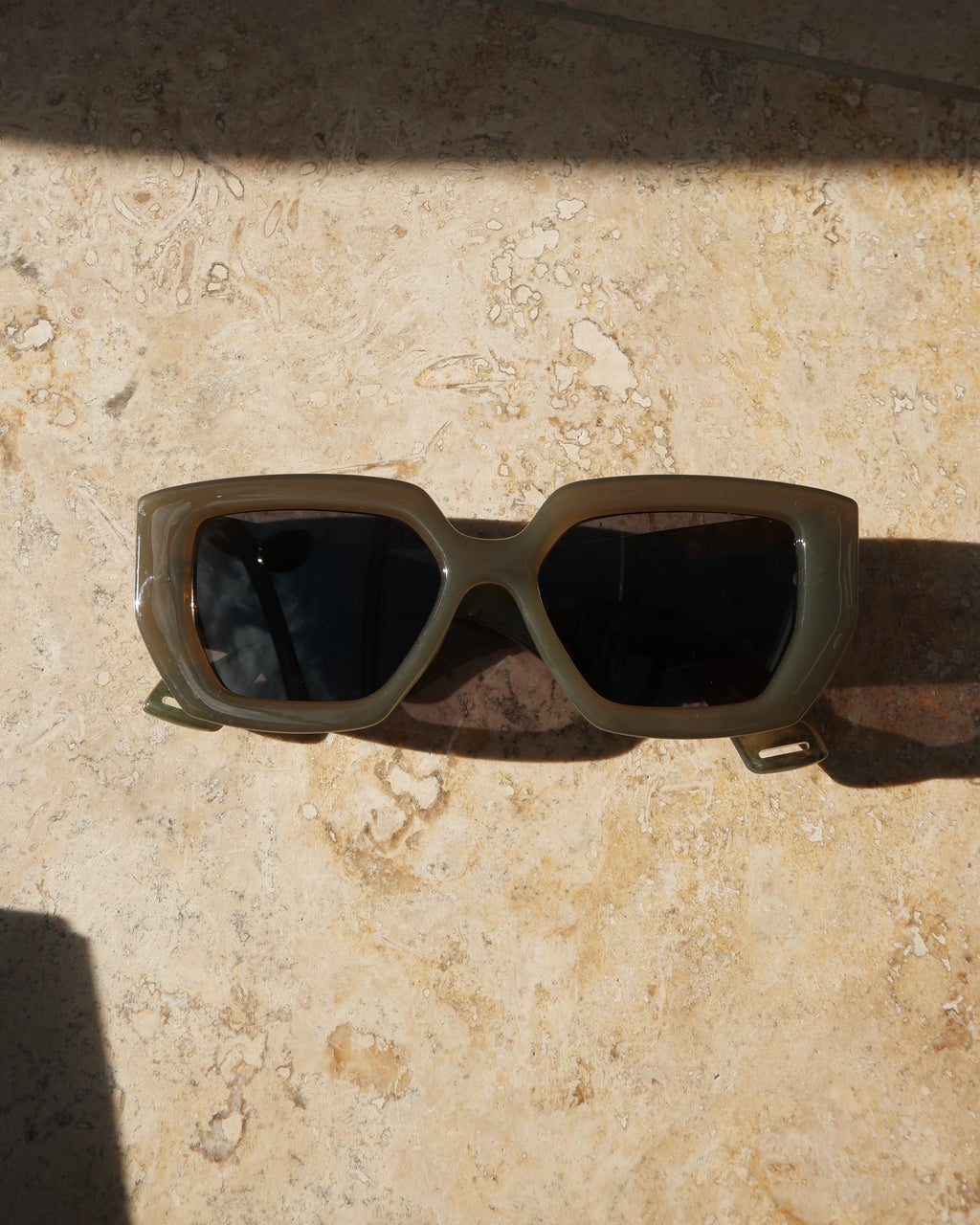 Imperfect Sun Eater sunglasses in Moss